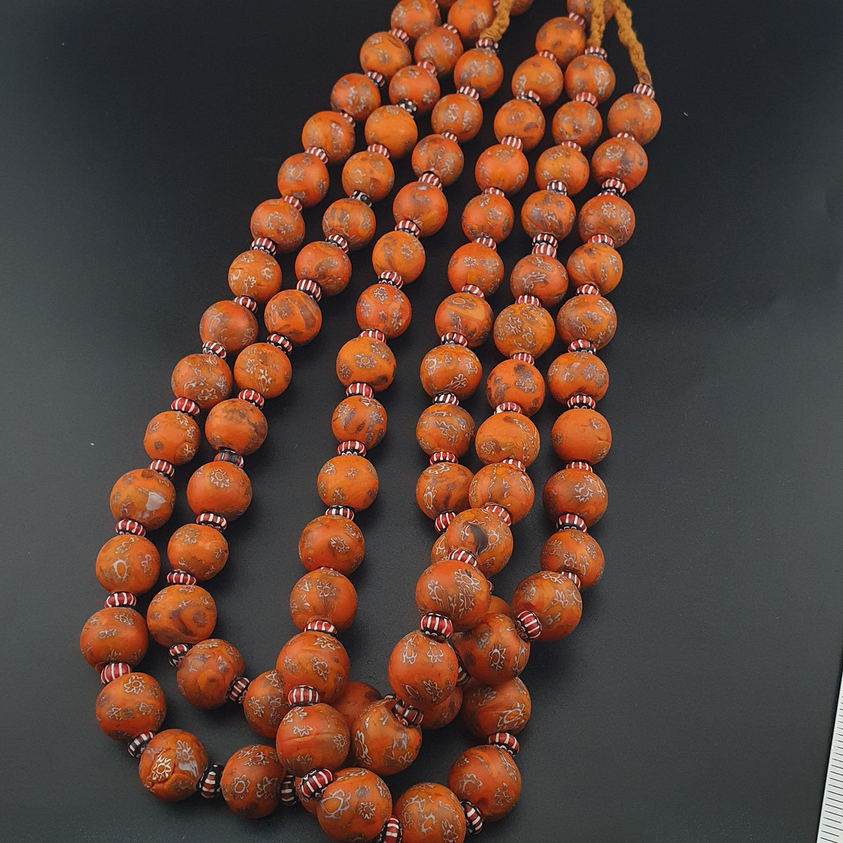 Collier en perles de verre millefiori et chevron orange de style vénitien antique