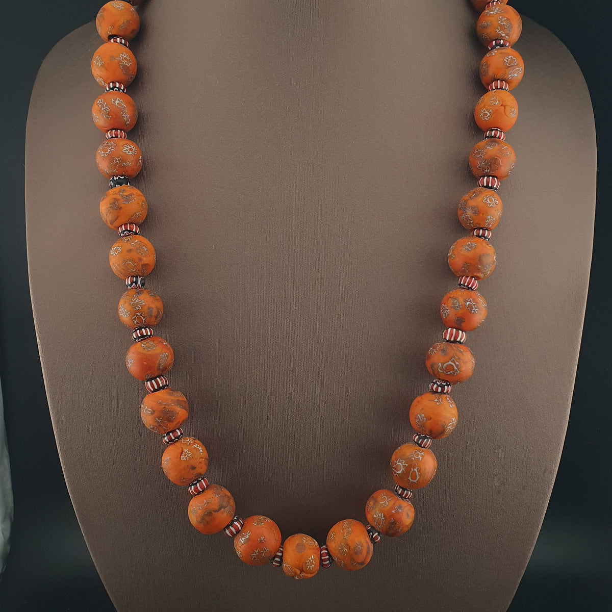 Collier en perles de verre millefiori et chevron orange de style vénitien antique