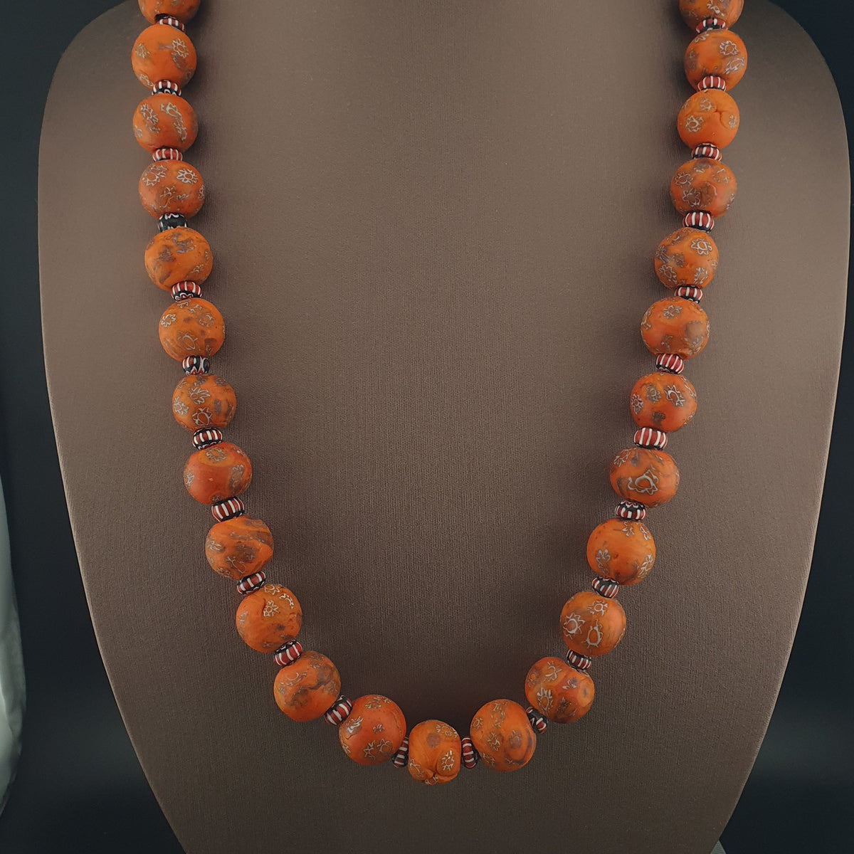 Collier en perles de verre millefiori et chevron orange de style vénitien antique