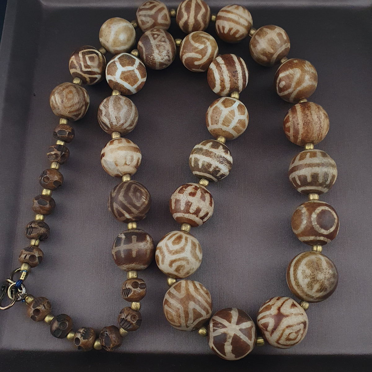 Burmesische antike Pumtek Pyu & Totenkopf-Perlenkette, 66 cm