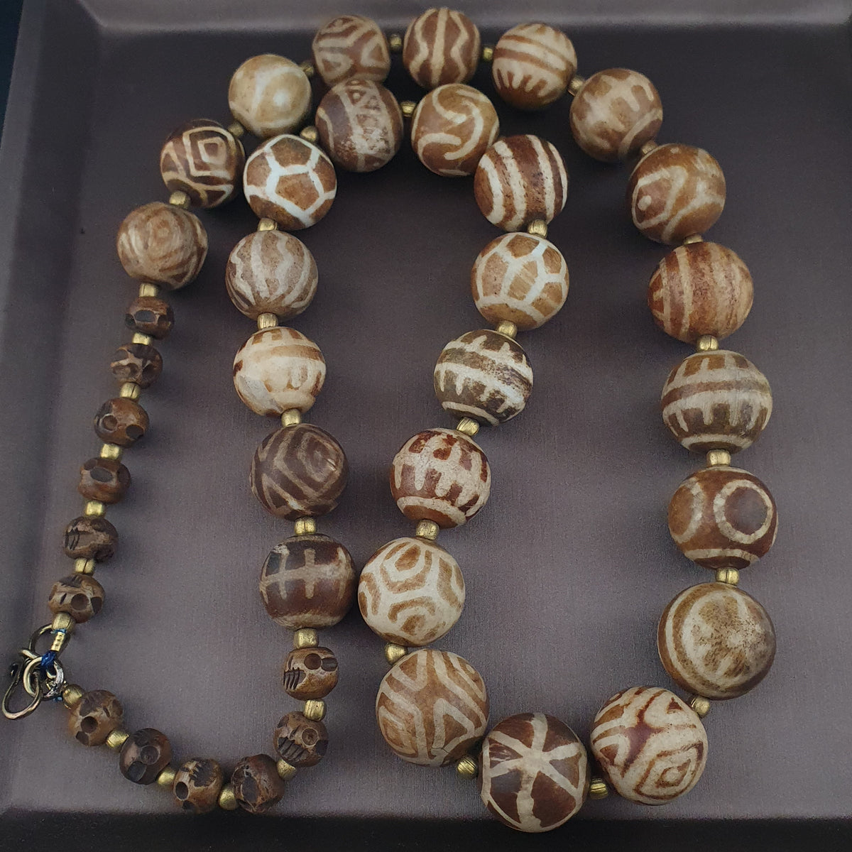 Burmesische antike Pumtek Pyu & Totenkopf-Perlenkette, 66 cm