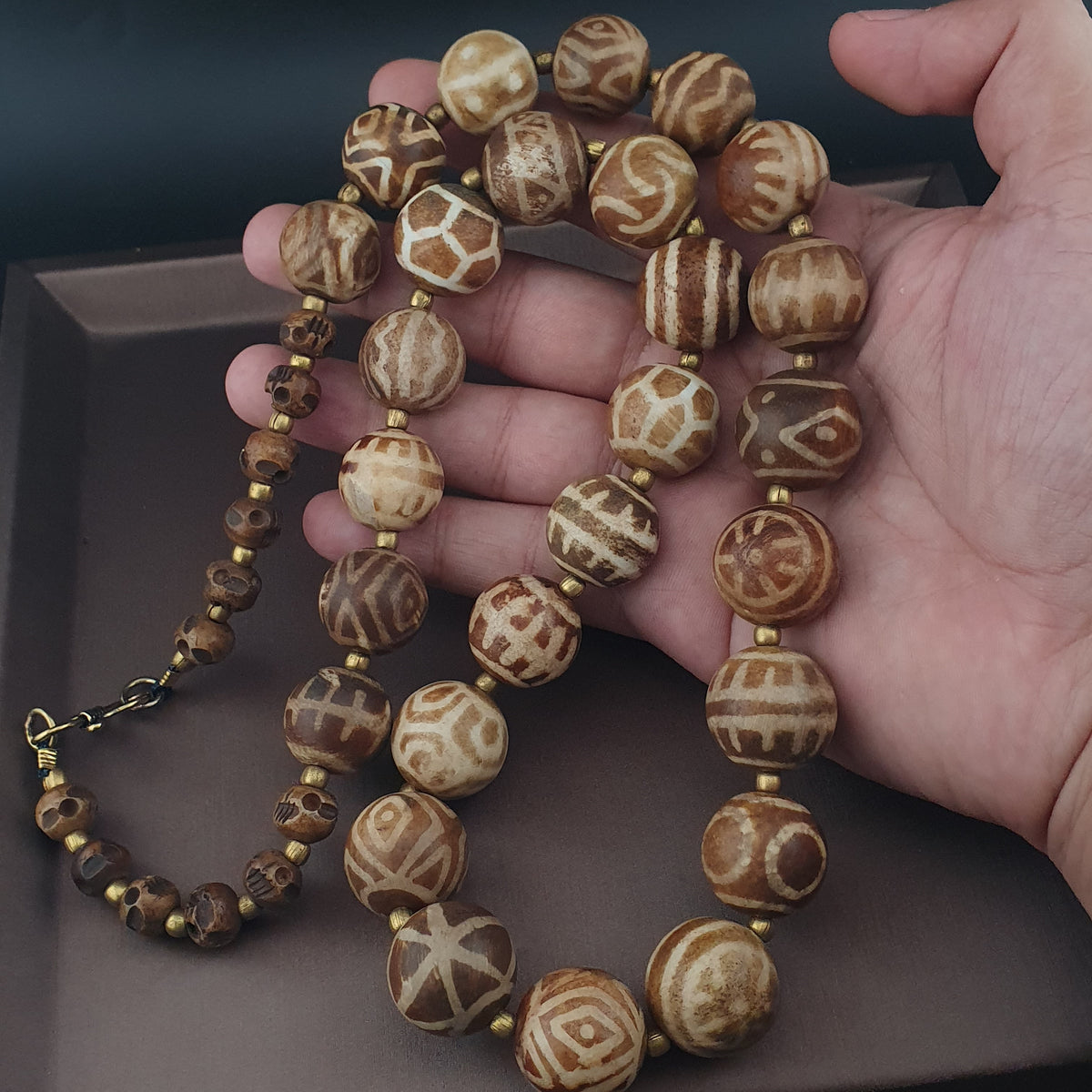 Burmesische antike Pumtek Pyu & Totenkopf-Perlenkette, 66 cm