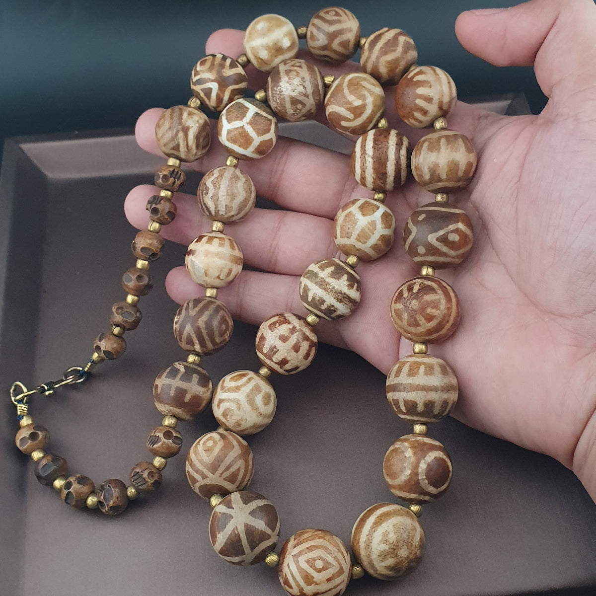 Burmesische antike Pumtek Pyu & Totenkopf-Perlenkette, 66 cm