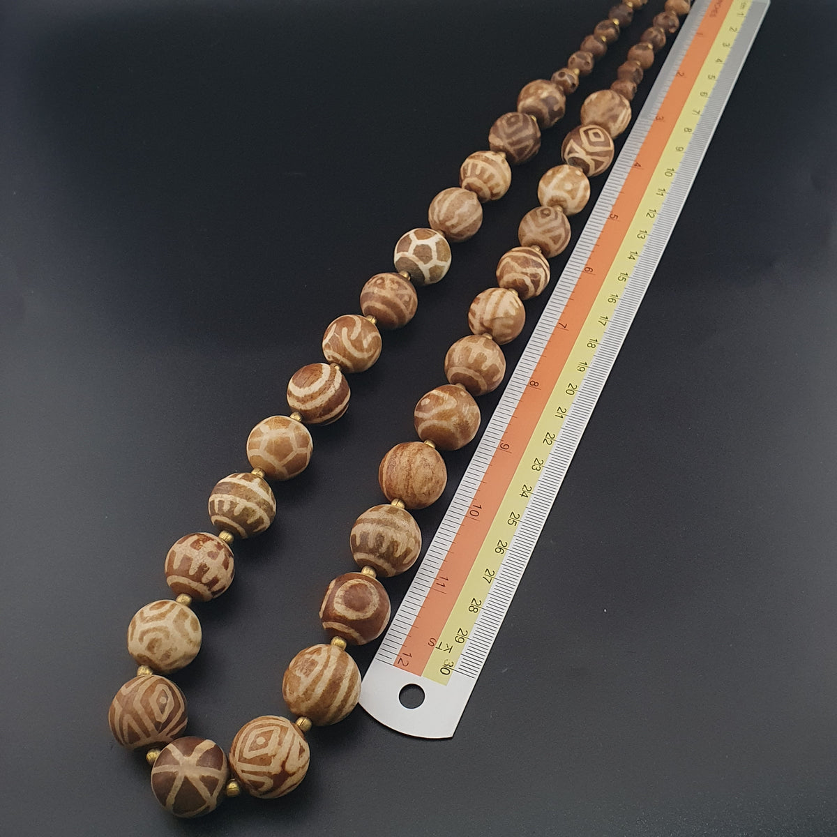 Burmesische antike Pumtek Pyu & Totenkopf-Perlenkette, 66 cm