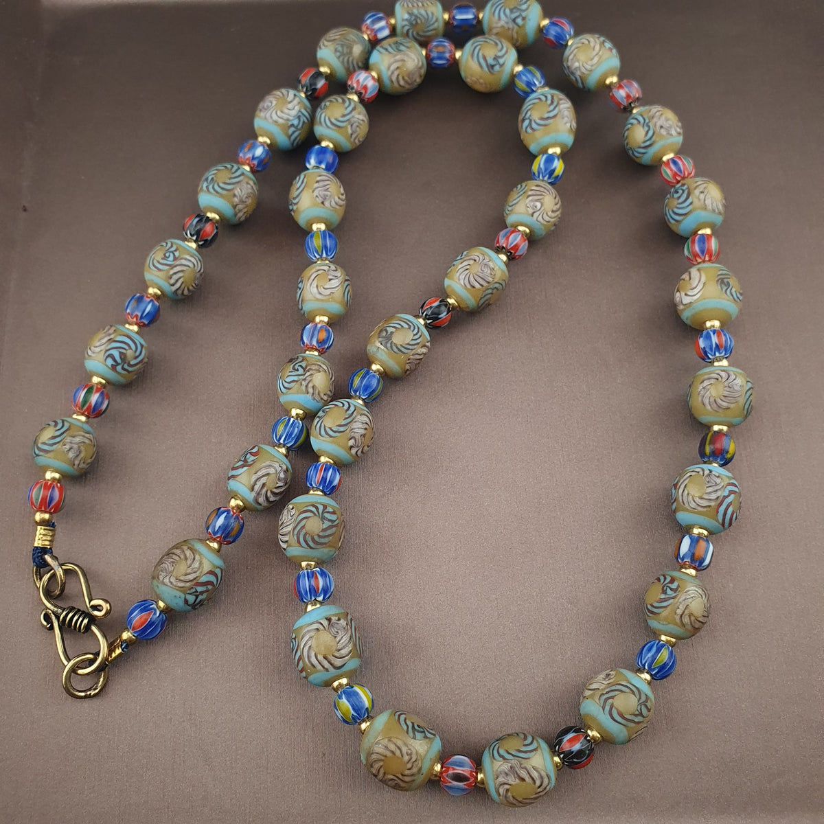 Collier en perles de verre antiques style vénitien à motifs floraux et chevrons 24 po