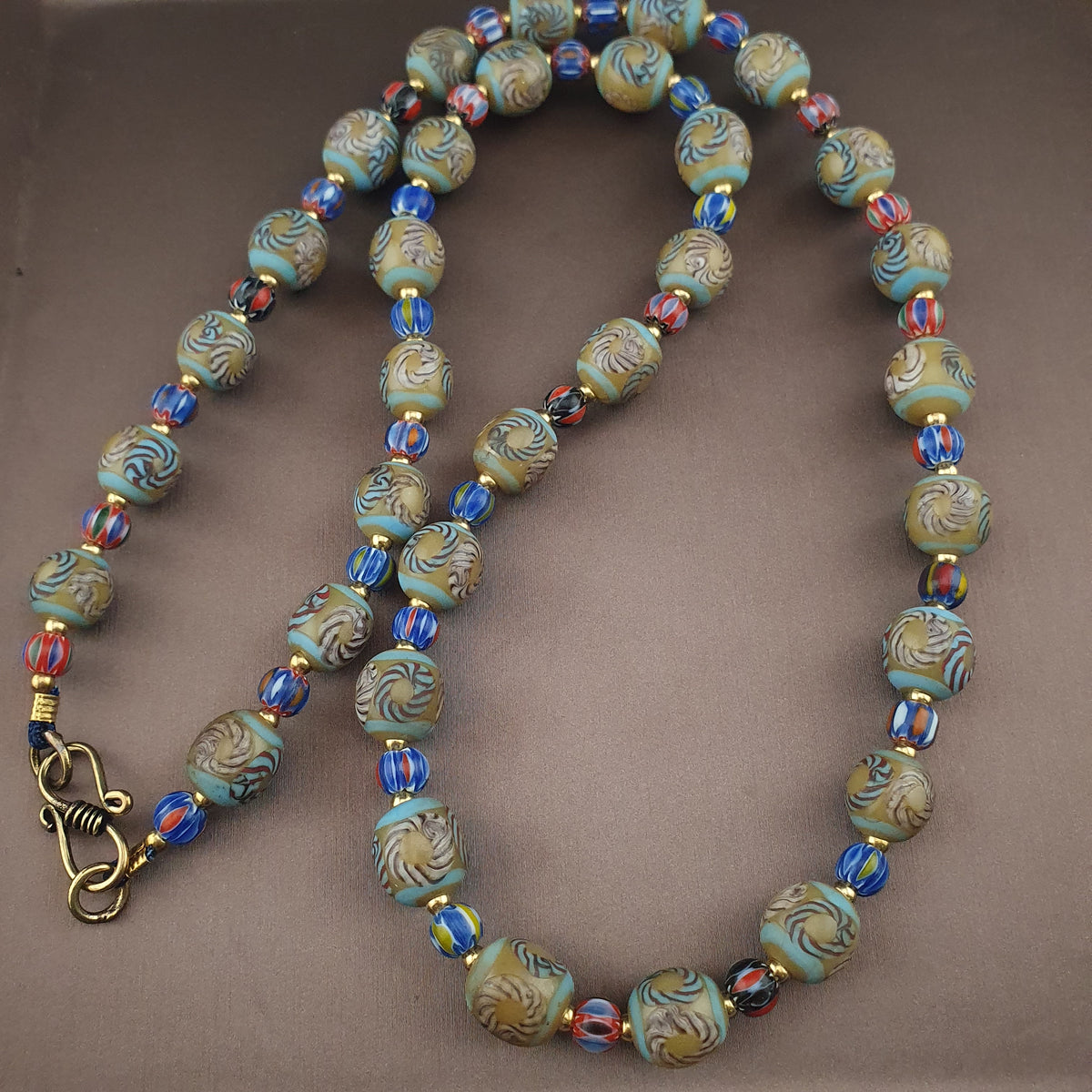 Collier en perles de verre antiques style vénitien à motifs floraux et chevrons 24 po