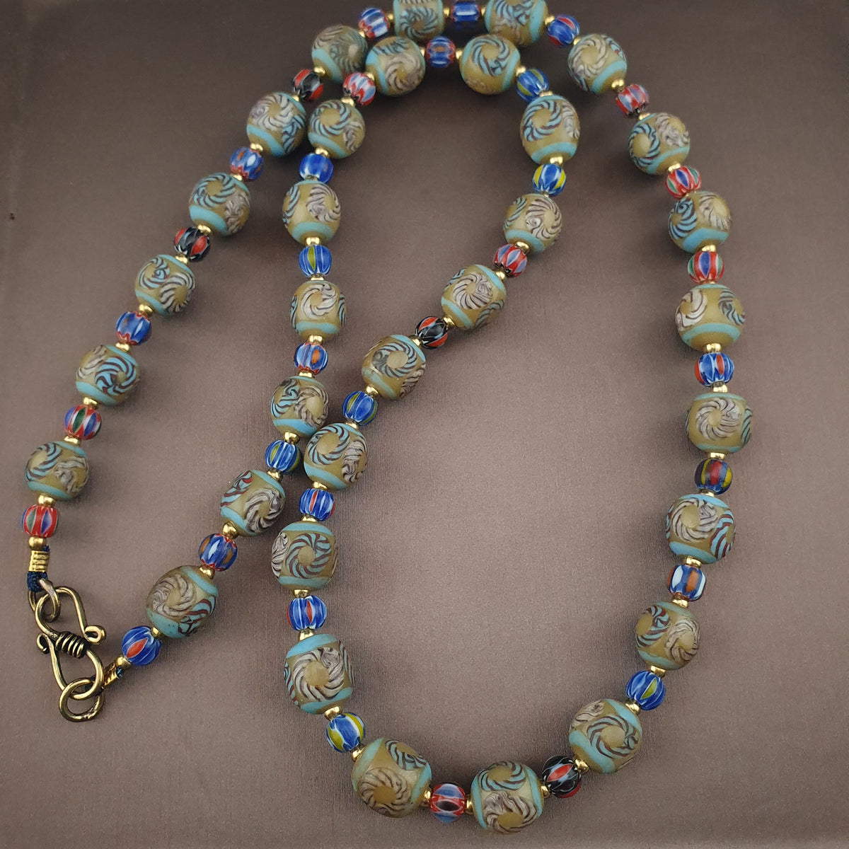 Collier en perles de verre antiques style vénitien à motifs floraux et chevrons 24 po