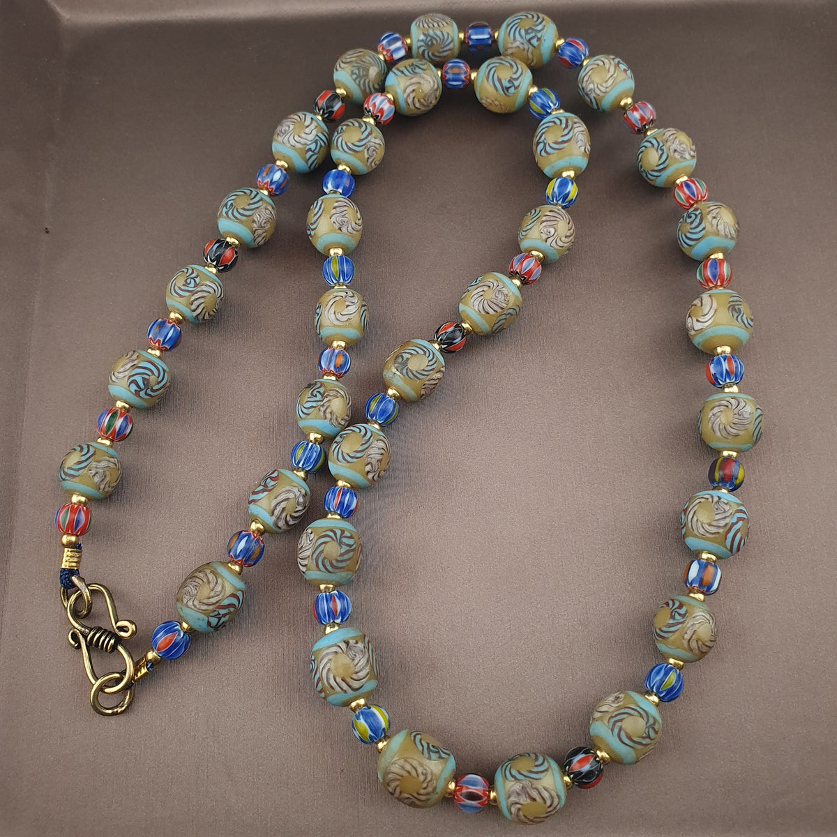 Collier en perles de verre antiques style vénitien à motifs floraux et chevrons 24 po