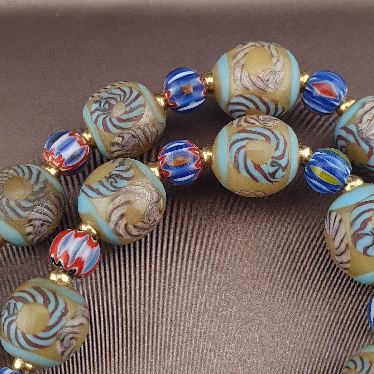 Collier en perles de verre antiques style vénitien à motifs floraux et chevrons 24 po