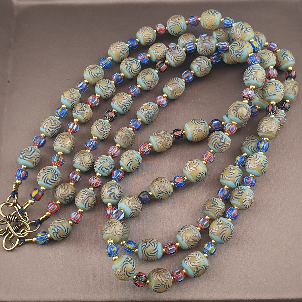 Collier en perles de verre antiques style vénitien à motifs floraux et chevrons 24 po