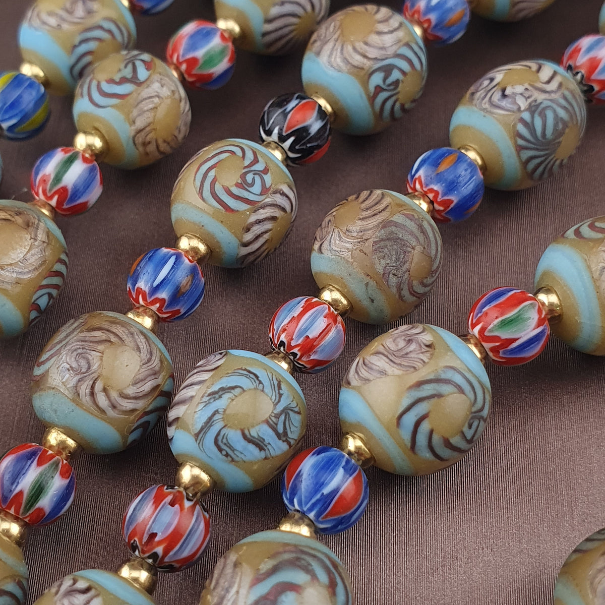 Collier en perles de verre antiques style vénitien à motifs floraux et chevrons 24 po