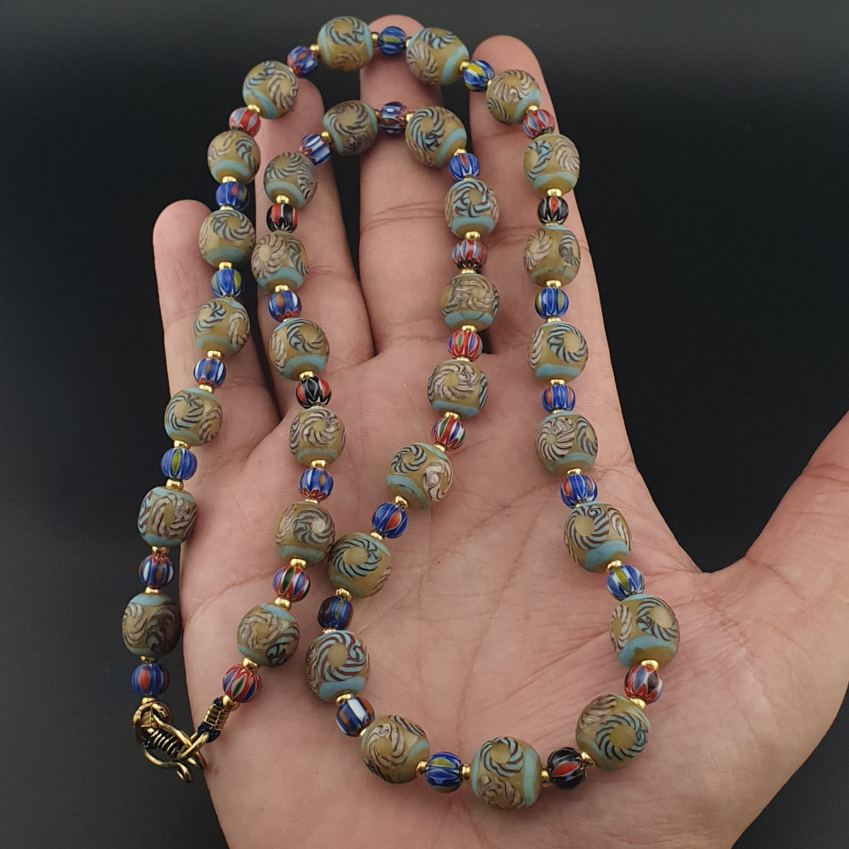 Collier en perles de verre antiques style vénitien à motifs floraux et chevrons 24 po