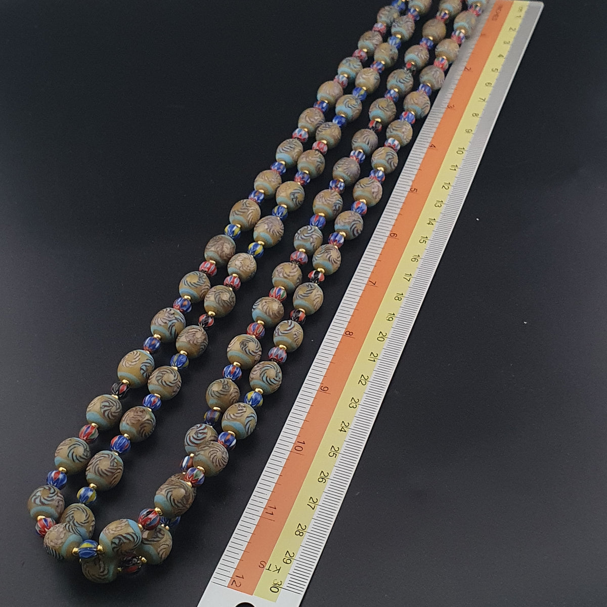 Collier en perles de verre antiques style vénitien à motifs floraux et chevrons 24 po