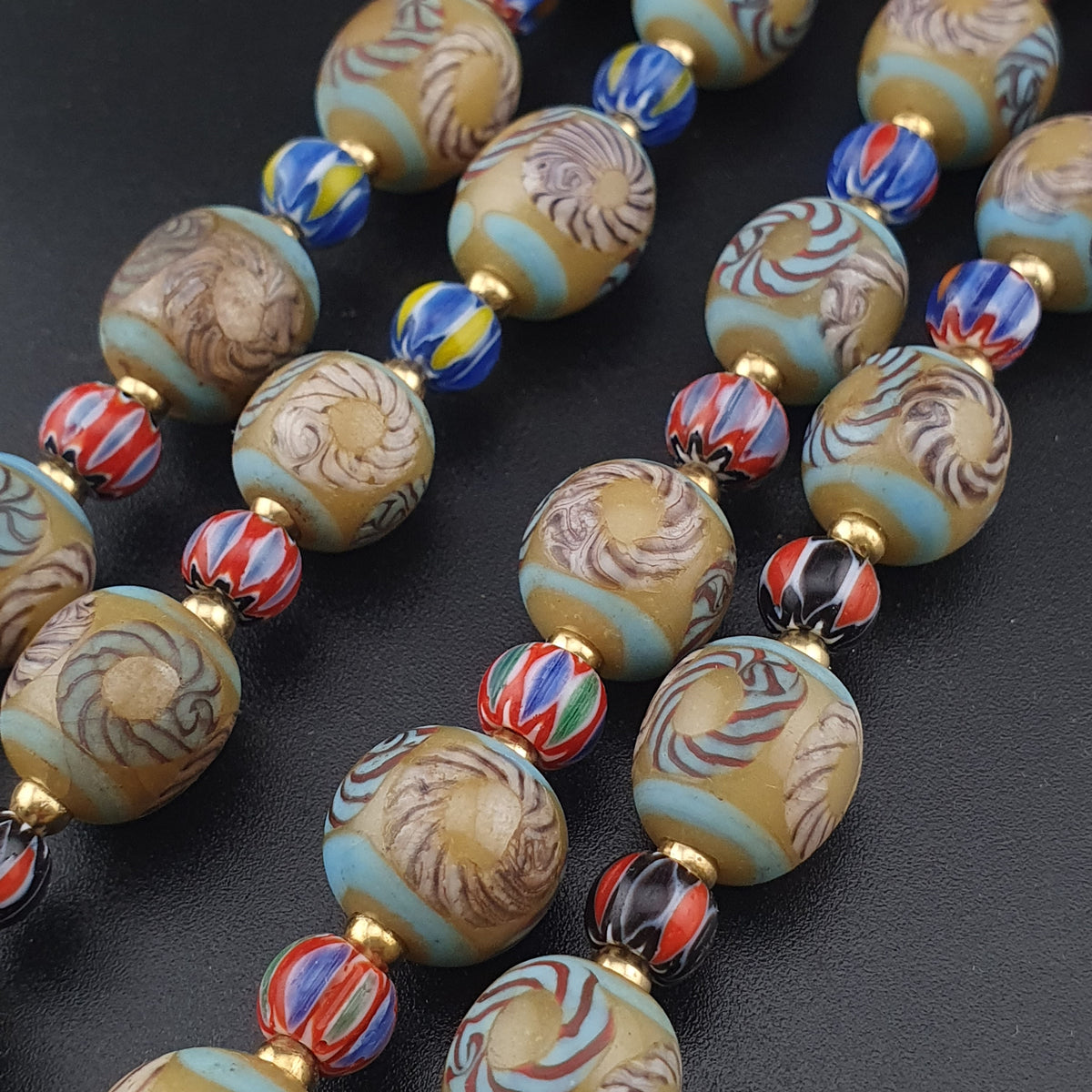 Collier en perles de verre antiques style vénitien à motifs floraux et chevrons 24 po