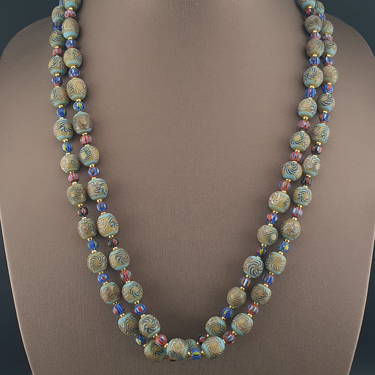 Collier en perles de verre antiques style vénitien à motifs floraux et chevrons 24 po