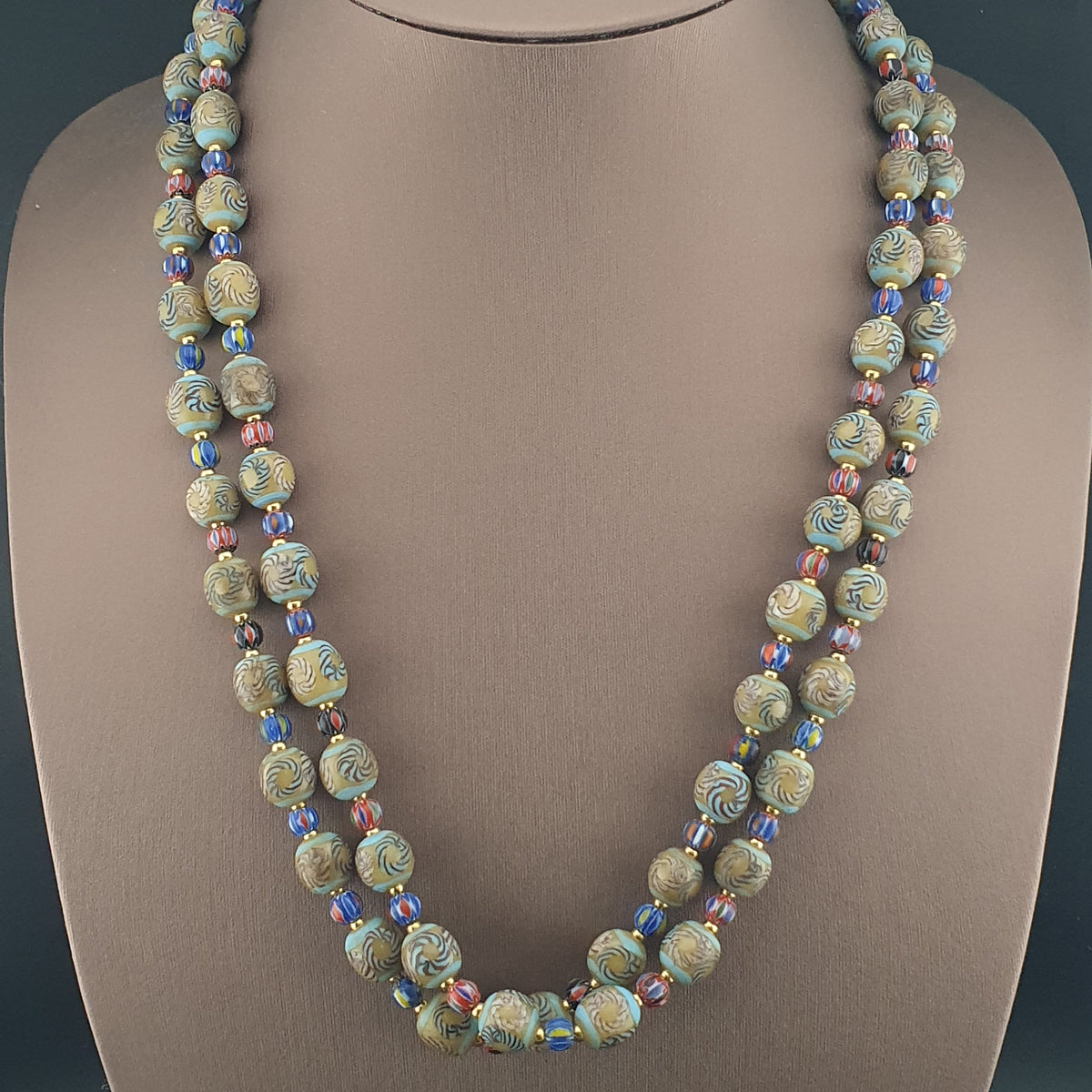 Collier en perles de verre antiques style vénitien à motifs floraux et chevrons 24 po