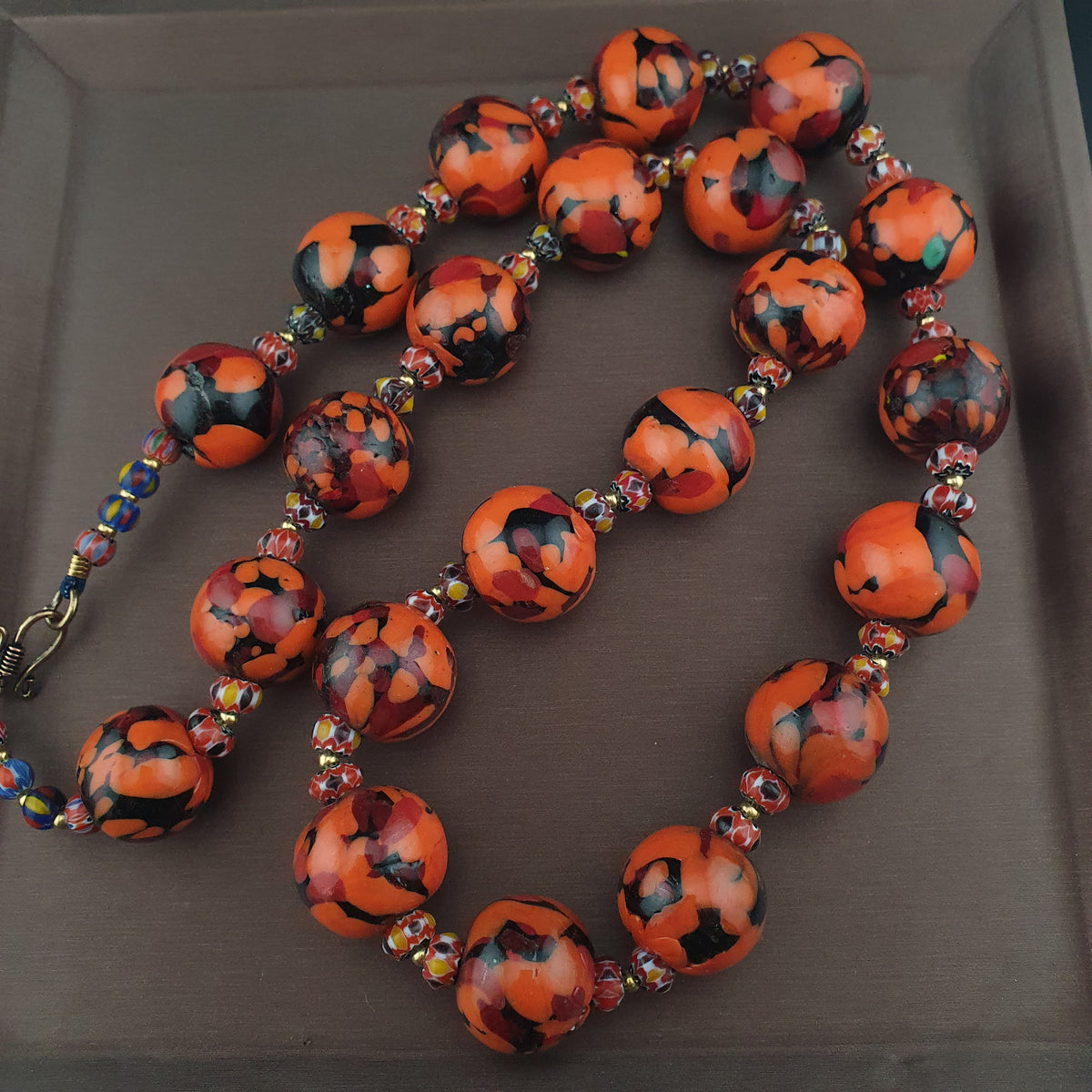 Collier de perles vénitiennes antiques de style millefiori orange et chevron