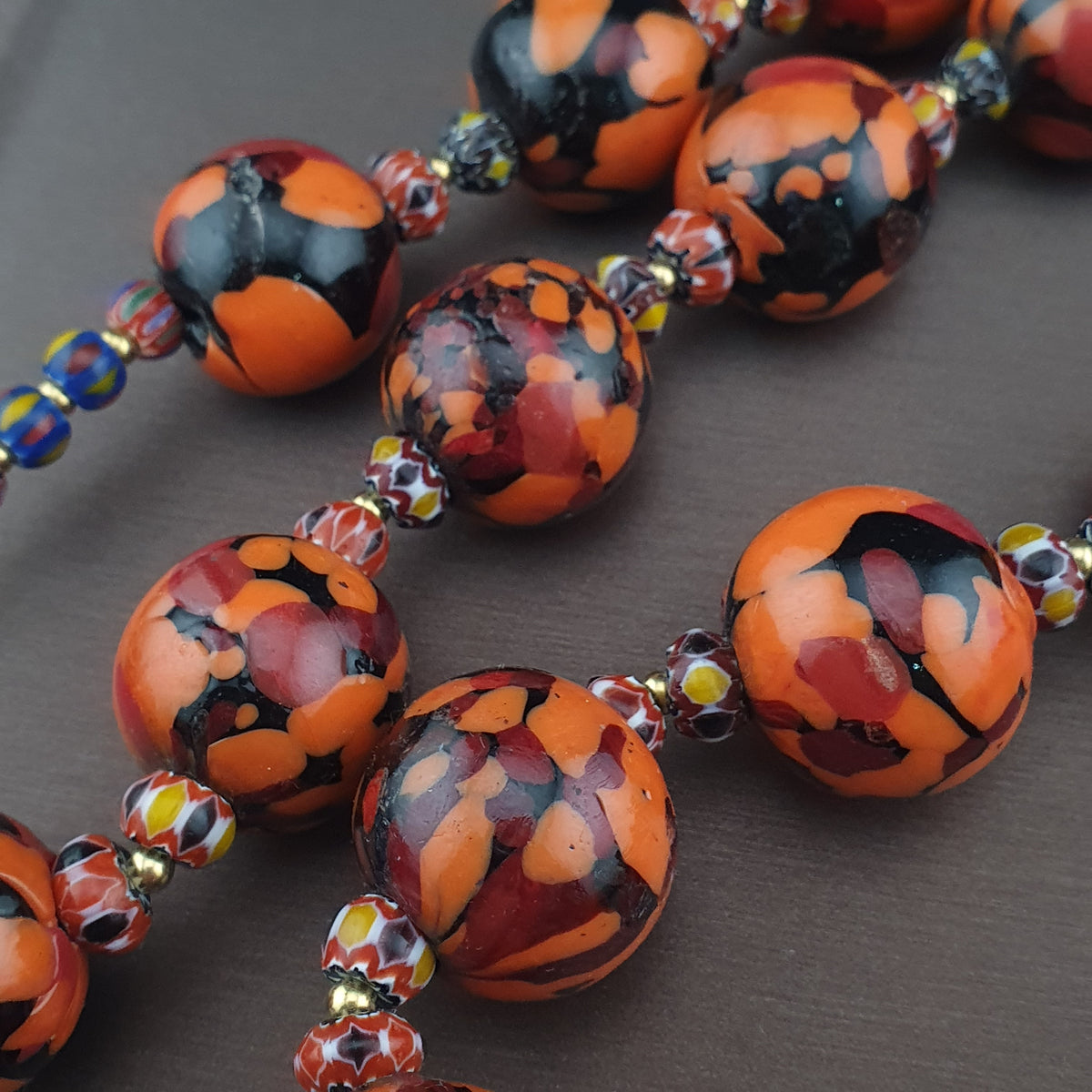 Collier de perles vénitiennes antiques de style millefiori orange et chevron