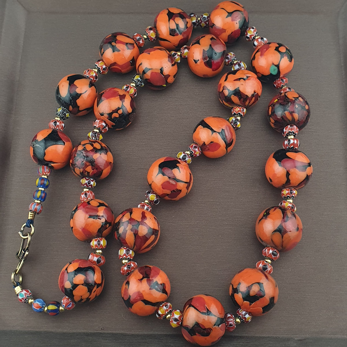 Collier de perles vénitiennes antiques de style millefiori orange et chevron