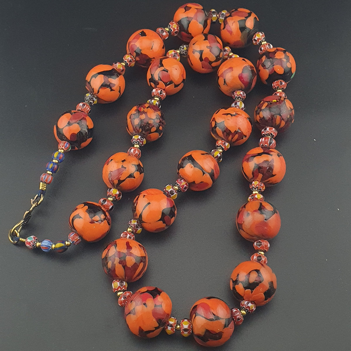 Collier de perles vénitiennes antiques de style millefiori orange et chevron