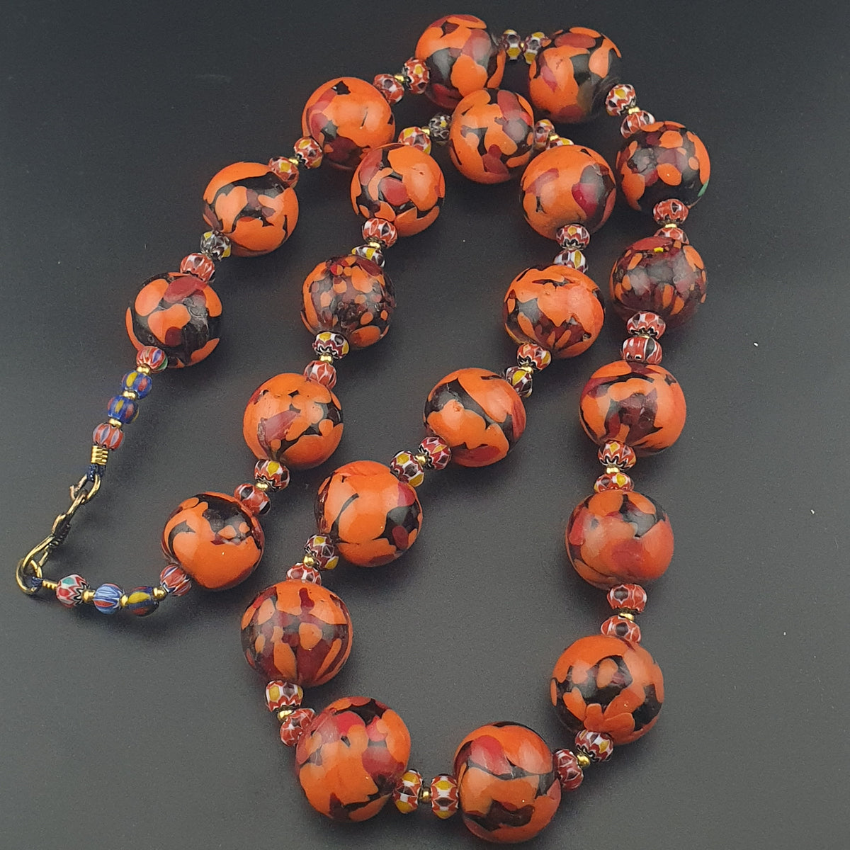 Collier de perles vénitiennes antiques de style millefiori orange et chevron