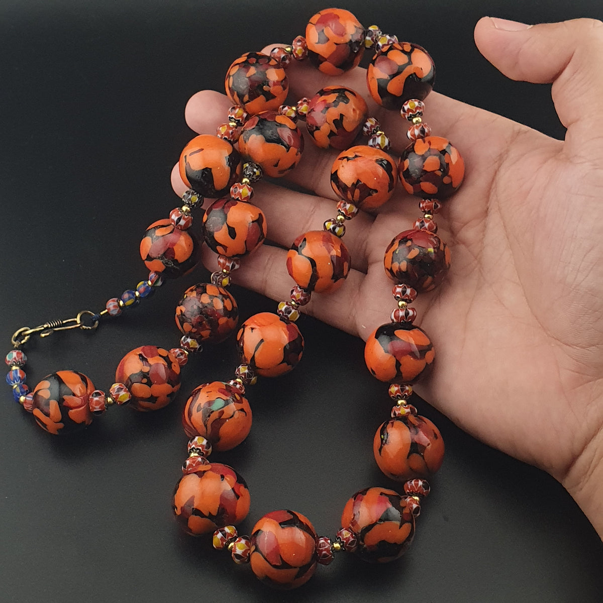 Collier de perles vénitiennes antiques de style millefiori orange et chevron