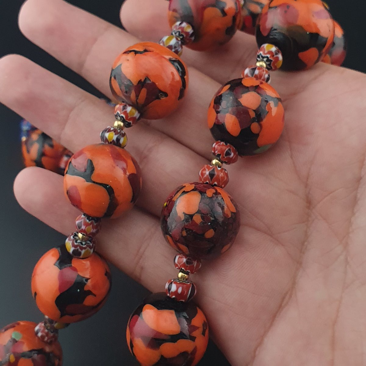 Collier de perles vénitiennes antiques de style millefiori orange et chevron