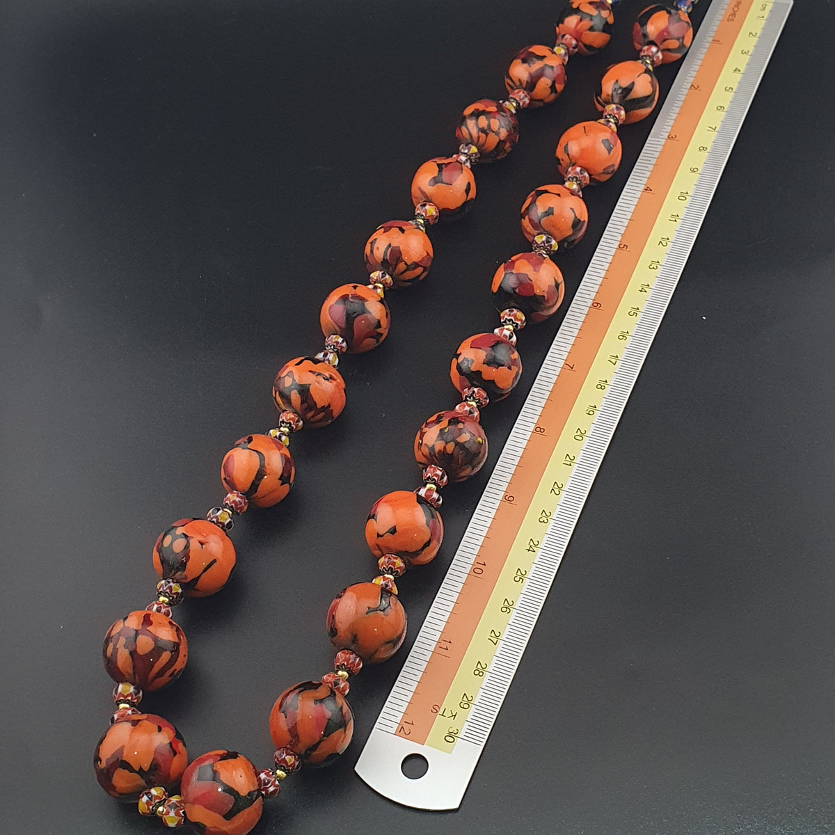 Collier de perles vénitiennes antiques de style millefiori orange et chevron