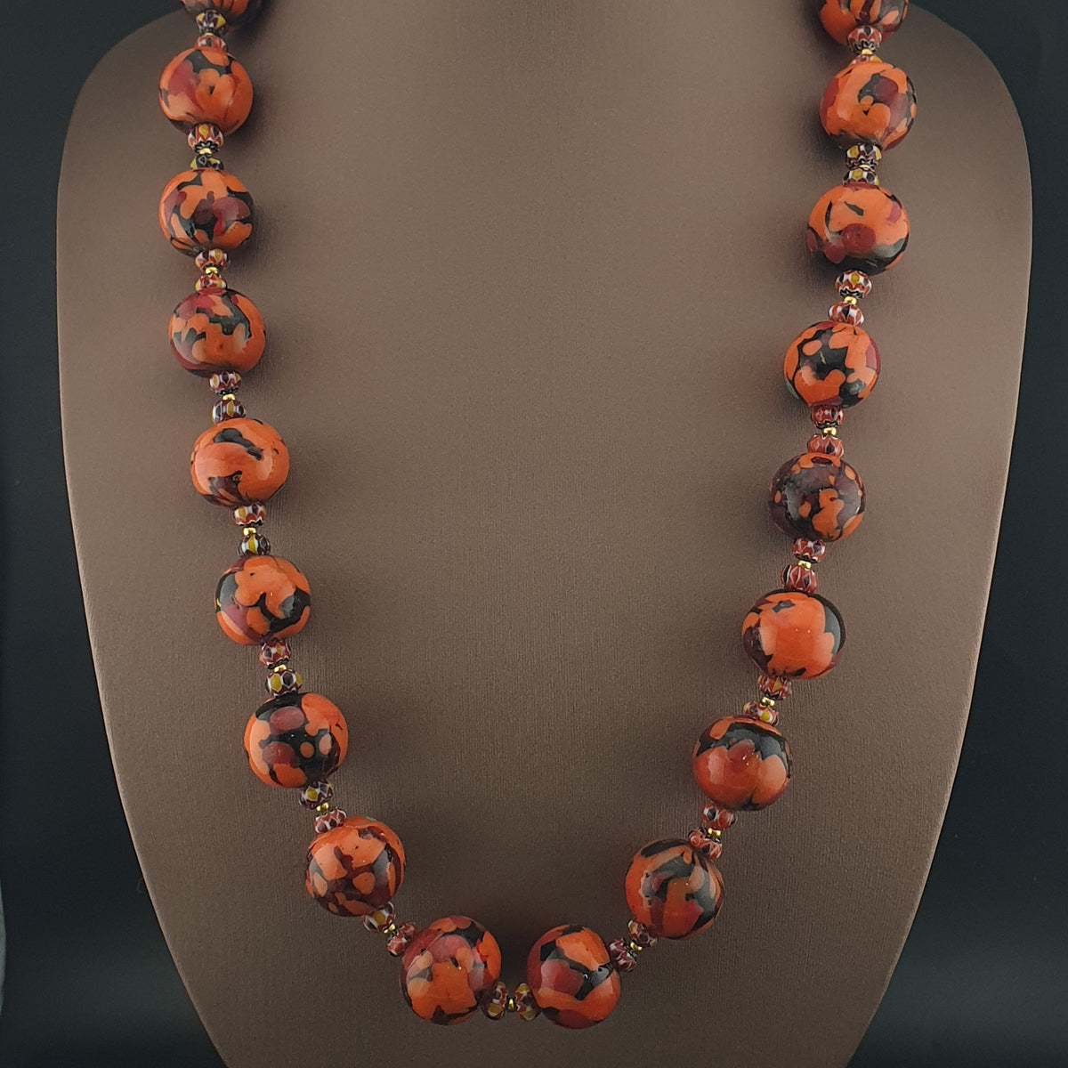 Collier de perles vénitiennes antiques de style millefiori orange et chevron