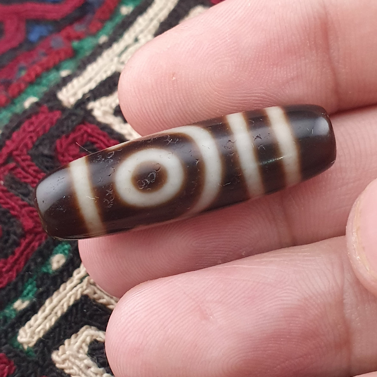 Amulette ancienne de perle Dzi en agate tibétaine de l'Himalaya à 2 yeux