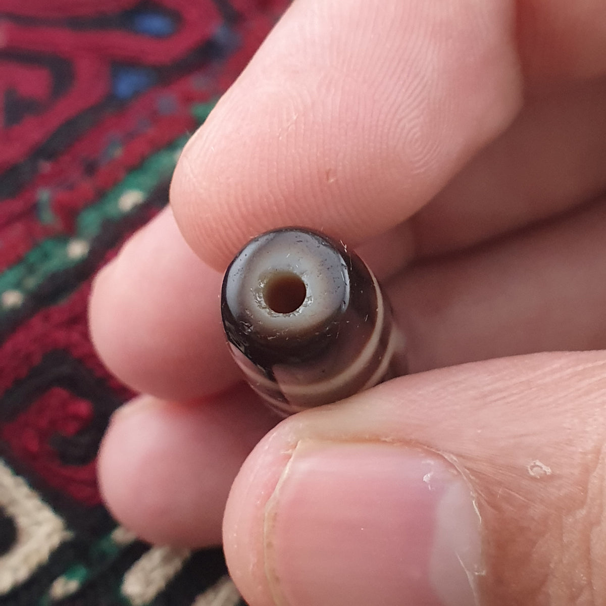 Amulette ancienne de perle Dzi en agate tibétaine de l'Himalaya à 2 yeux