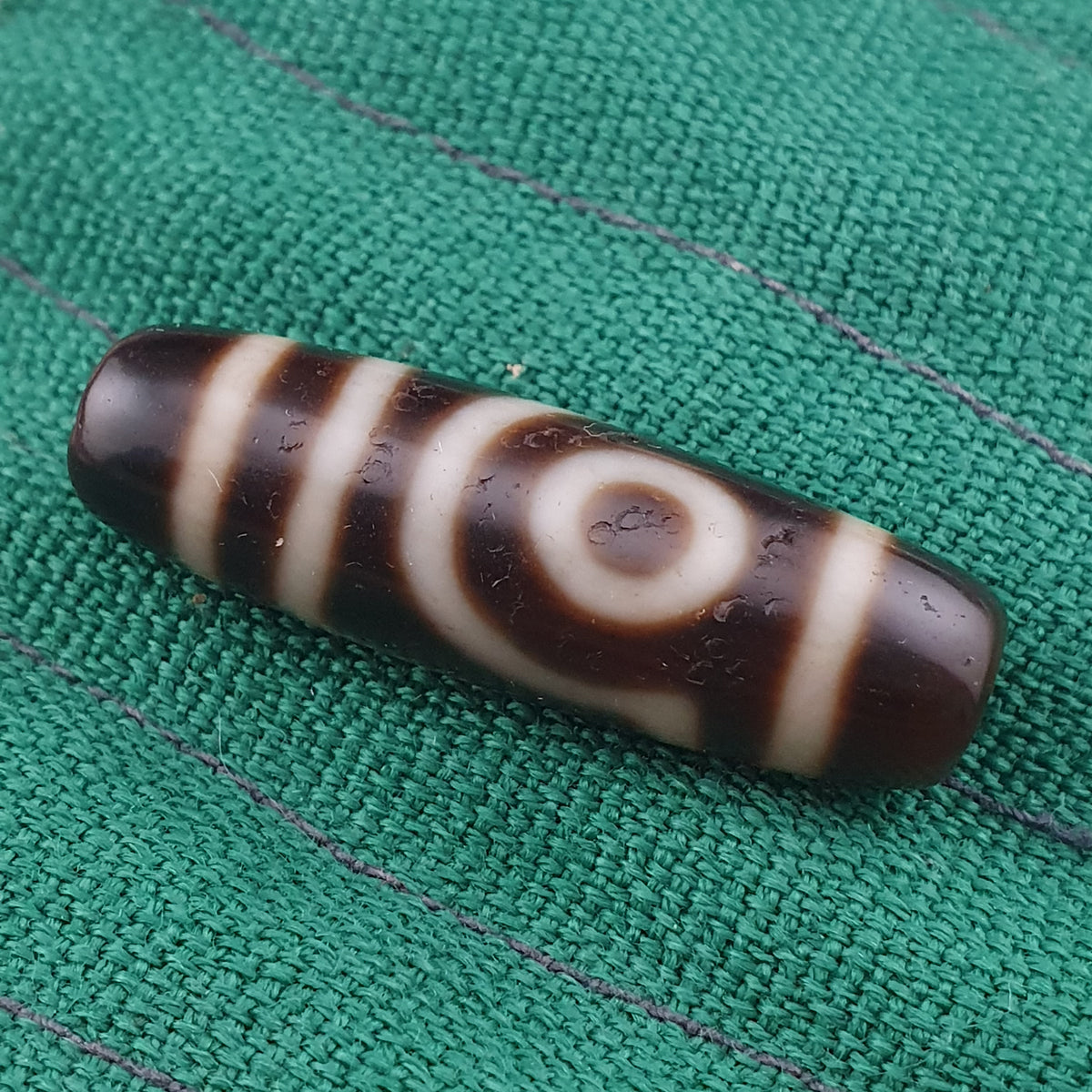Amulette ancienne de perle Dzi en agate tibétaine de l'Himalaya à 2 yeux