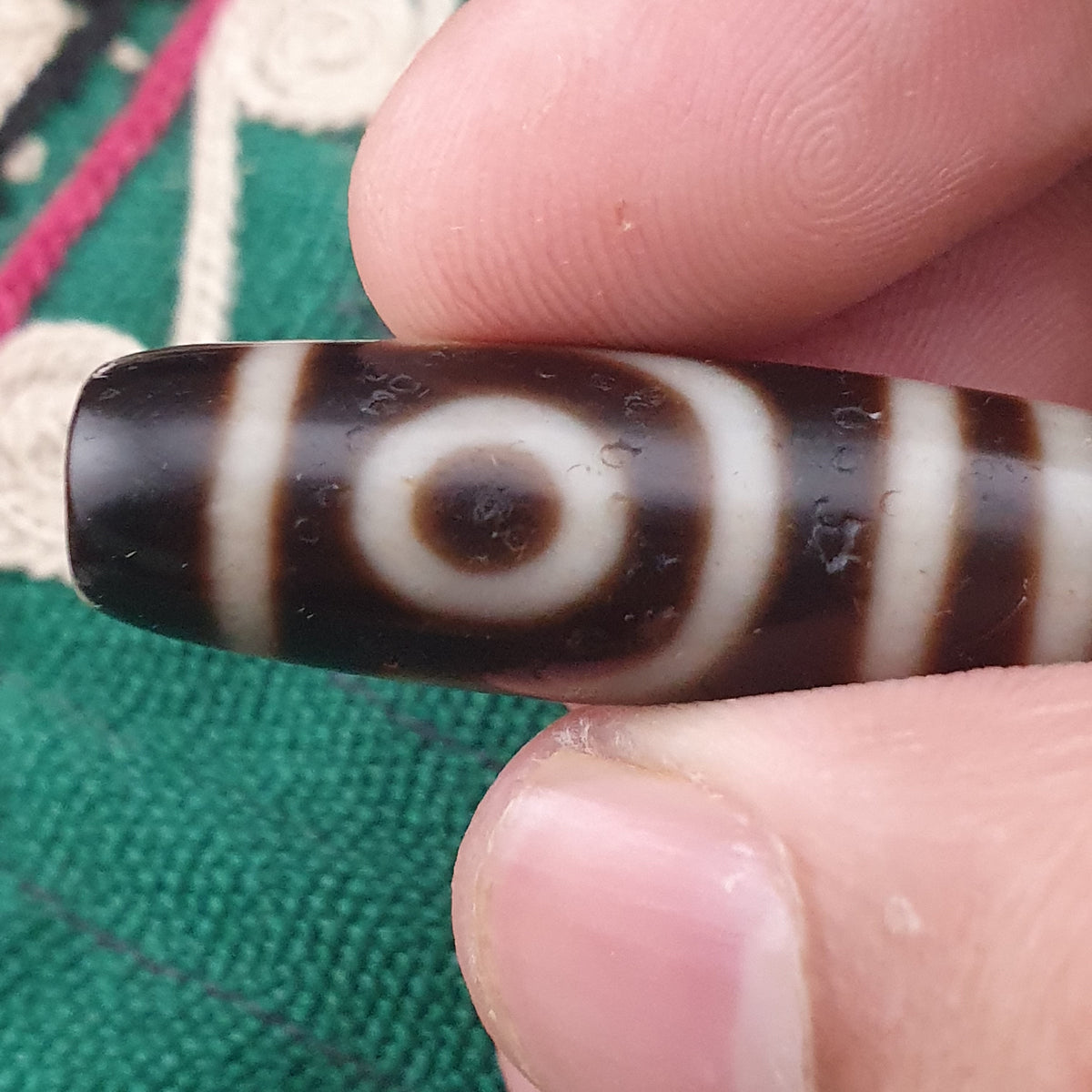 Amulette ancienne de perle Dzi en agate tibétaine de l'Himalaya à 2 yeux