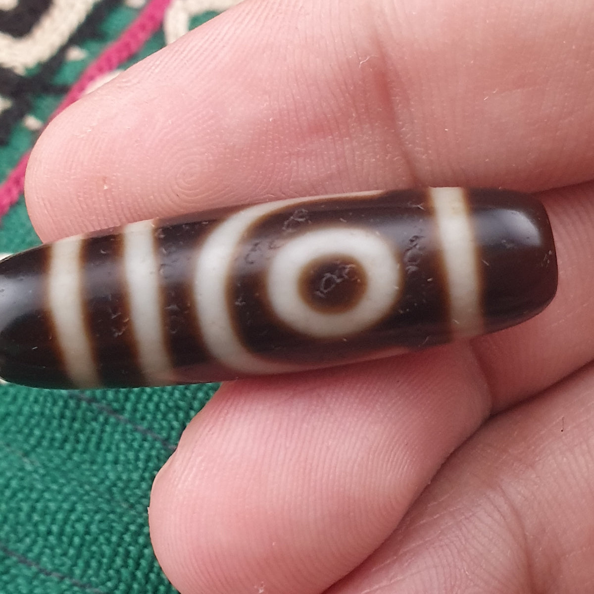 Amulette ancienne de perle Dzi en agate tibétaine de l'Himalaya à 2 yeux