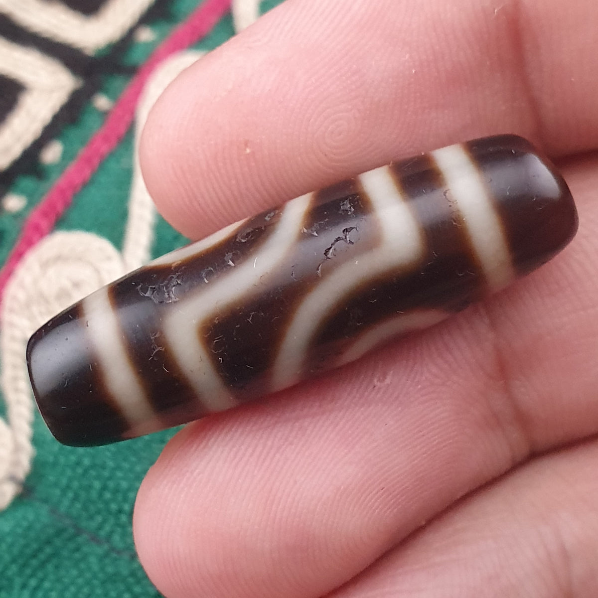 Amulette ancienne de perle Dzi en agate tibétaine de l'Himalaya à 2 yeux