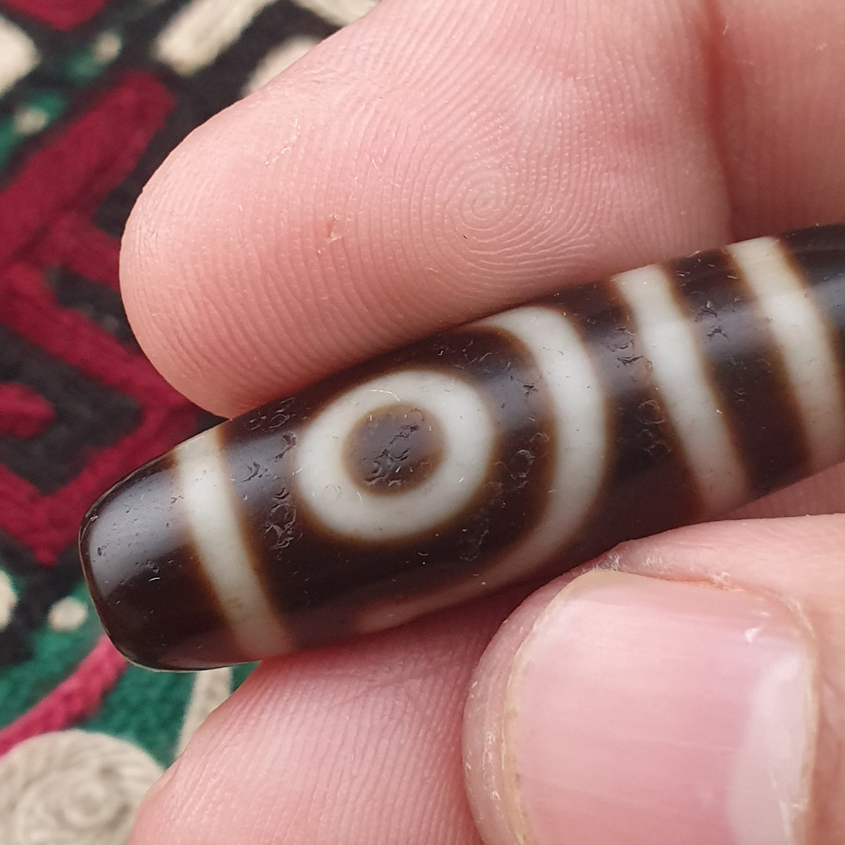 Amulette ancienne de perle Dzi en agate tibétaine de l'Himalaya à 2 yeux