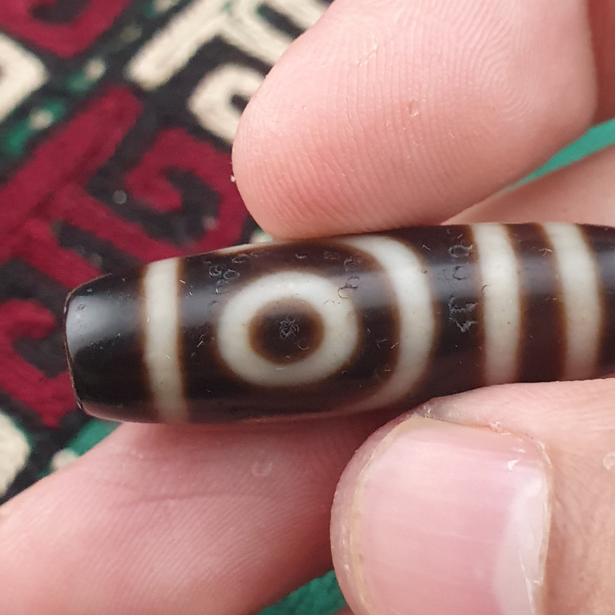 Amulette ancienne de perle Dzi en agate tibétaine de l'Himalaya à 2 yeux
