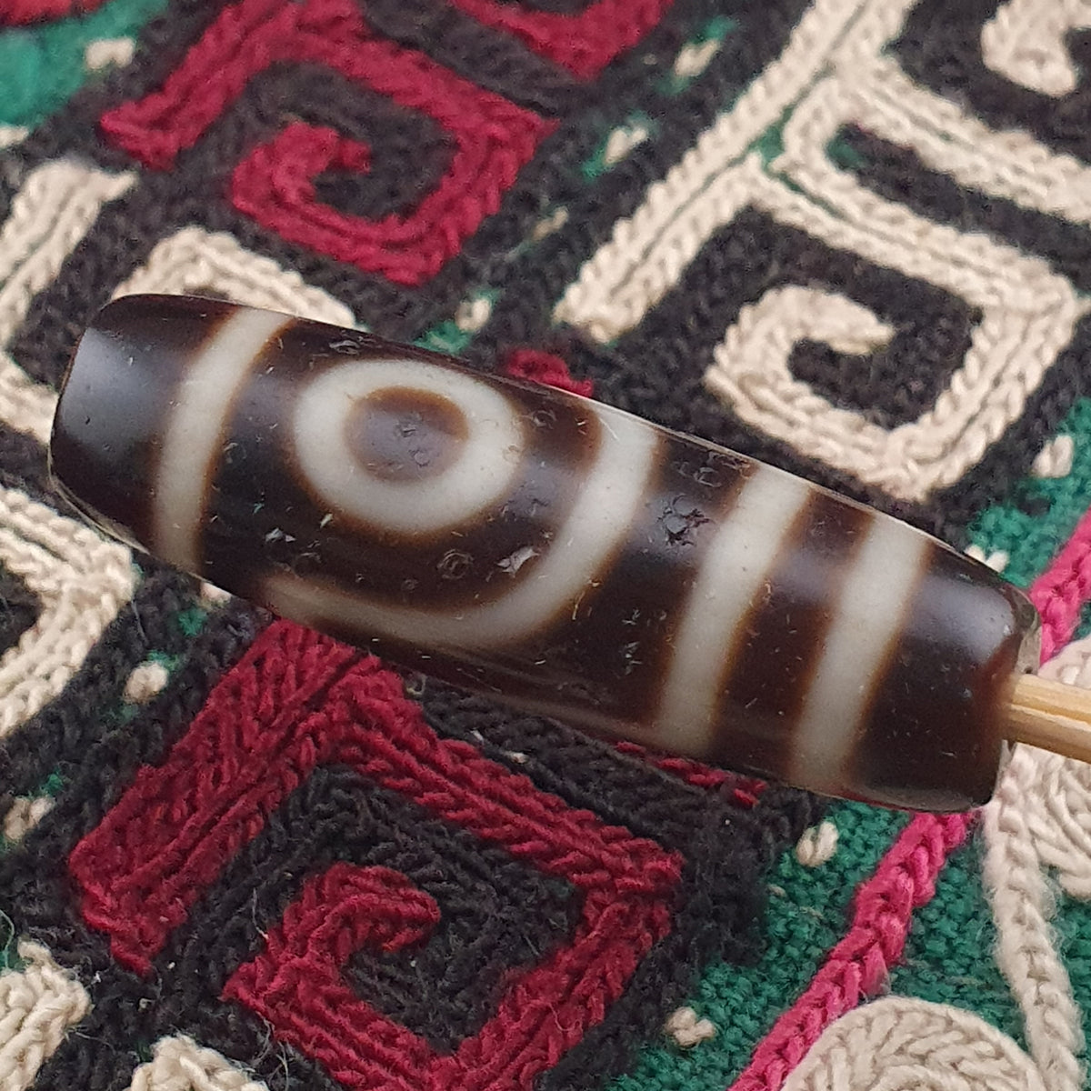 Amulette ancienne de perle Dzi en agate tibétaine de l'Himalaya à 2 yeux