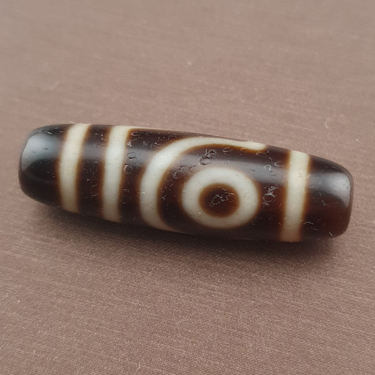 Amulette ancienne de perle Dzi en agate tibétaine de l'Himalaya à 2 yeux