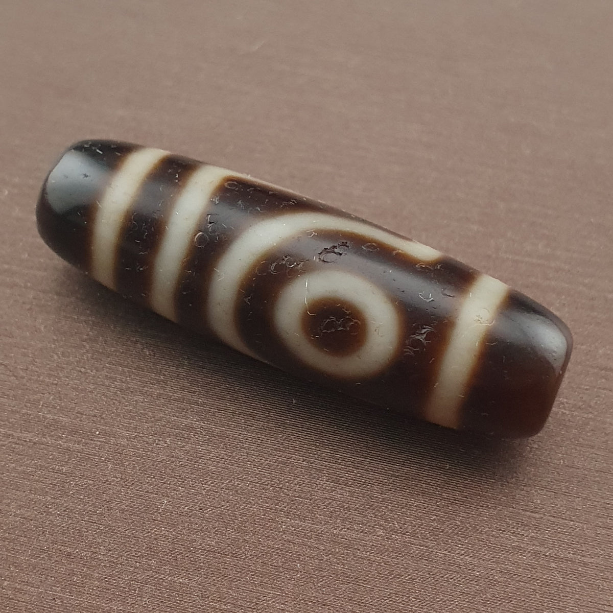 Amulette ancienne de perle Dzi en agate tibétaine de l'Himalaya à 2 yeux