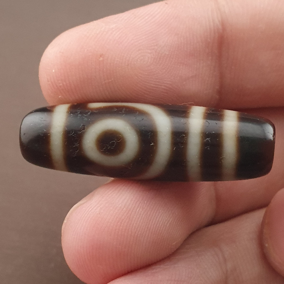 Amulette ancienne de perle Dzi en agate tibétaine de l'Himalaya à 2 yeux
