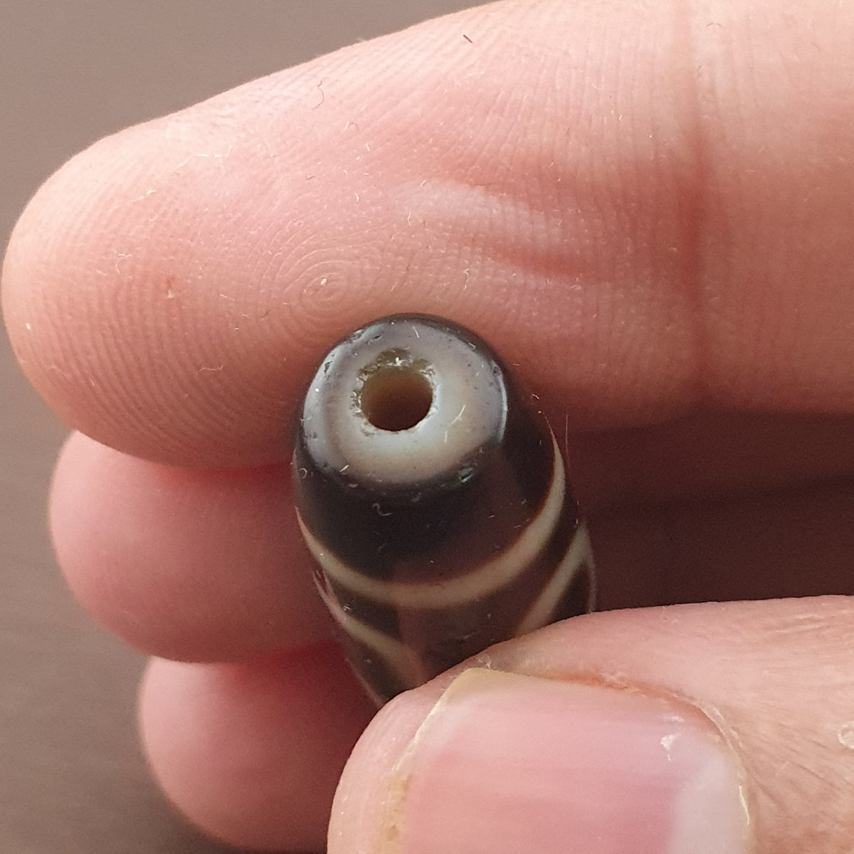 Amulette ancienne de perle Dzi en agate tibétaine de l'Himalaya à 2 yeux