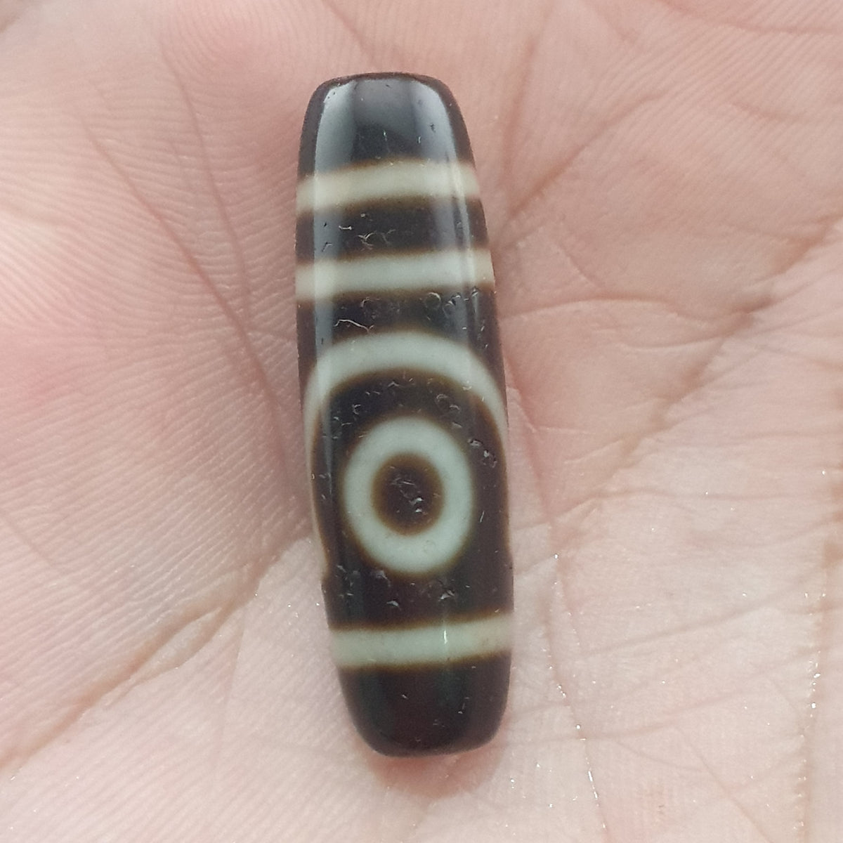 Amulette ancienne de perle Dzi en agate tibétaine de l'Himalaya à 2 yeux