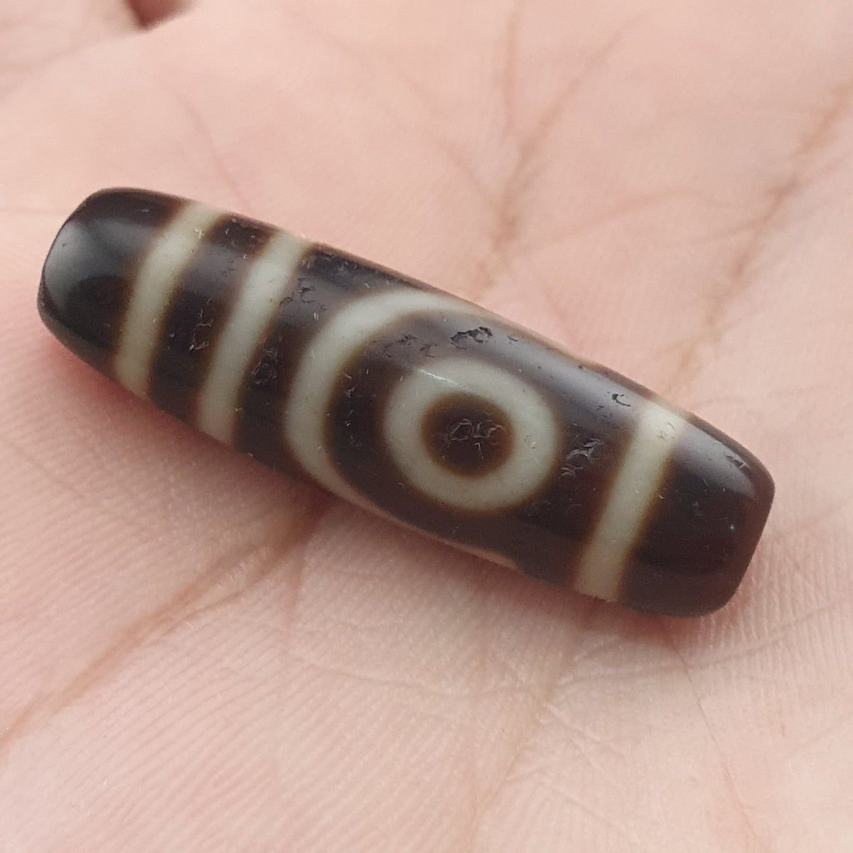 Amulette ancienne de perle Dzi en agate tibétaine de l'Himalaya à 2 yeux