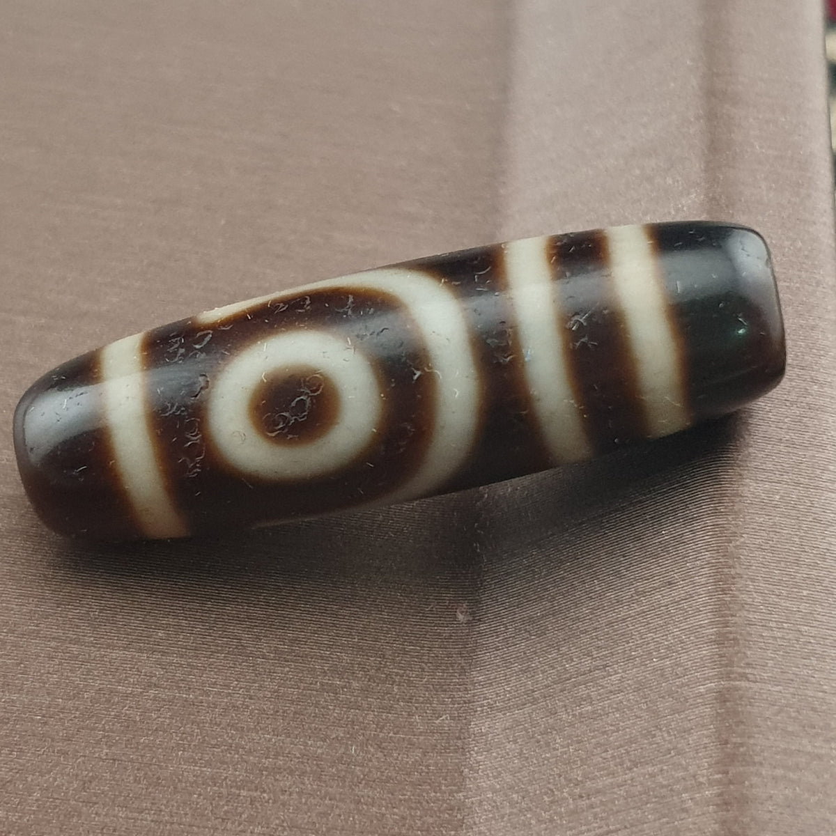 Amulette ancienne de perle Dzi en agate tibétaine de l'Himalaya à 2 yeux