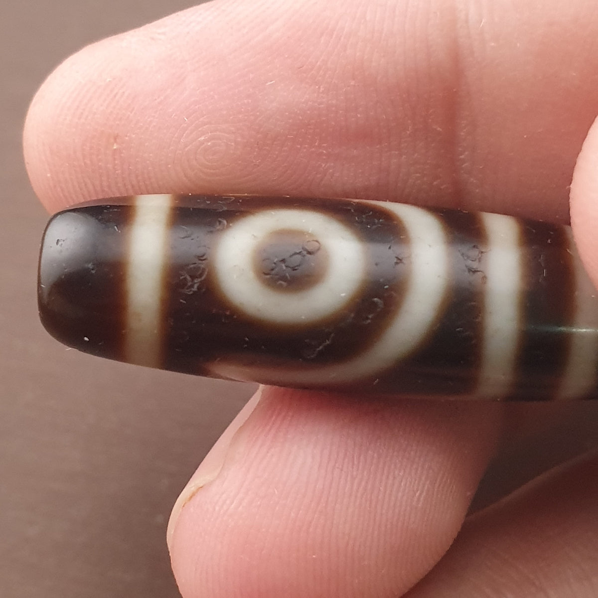 Amulette ancienne de perle Dzi en agate tibétaine de l'Himalaya à 2 yeux
