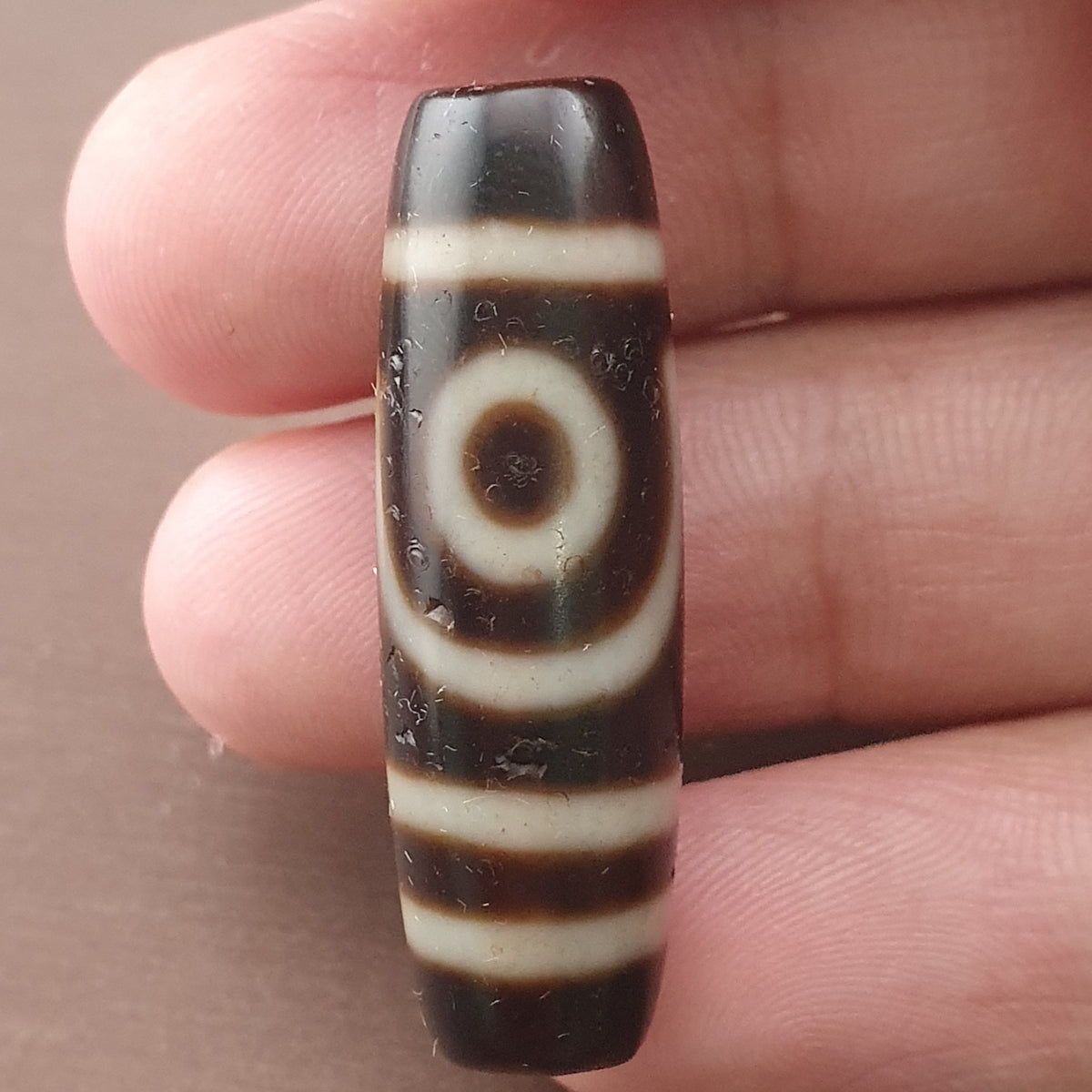 Amulette ancienne de perle Dzi en agate tibétaine de l'Himalaya à 2 yeux
