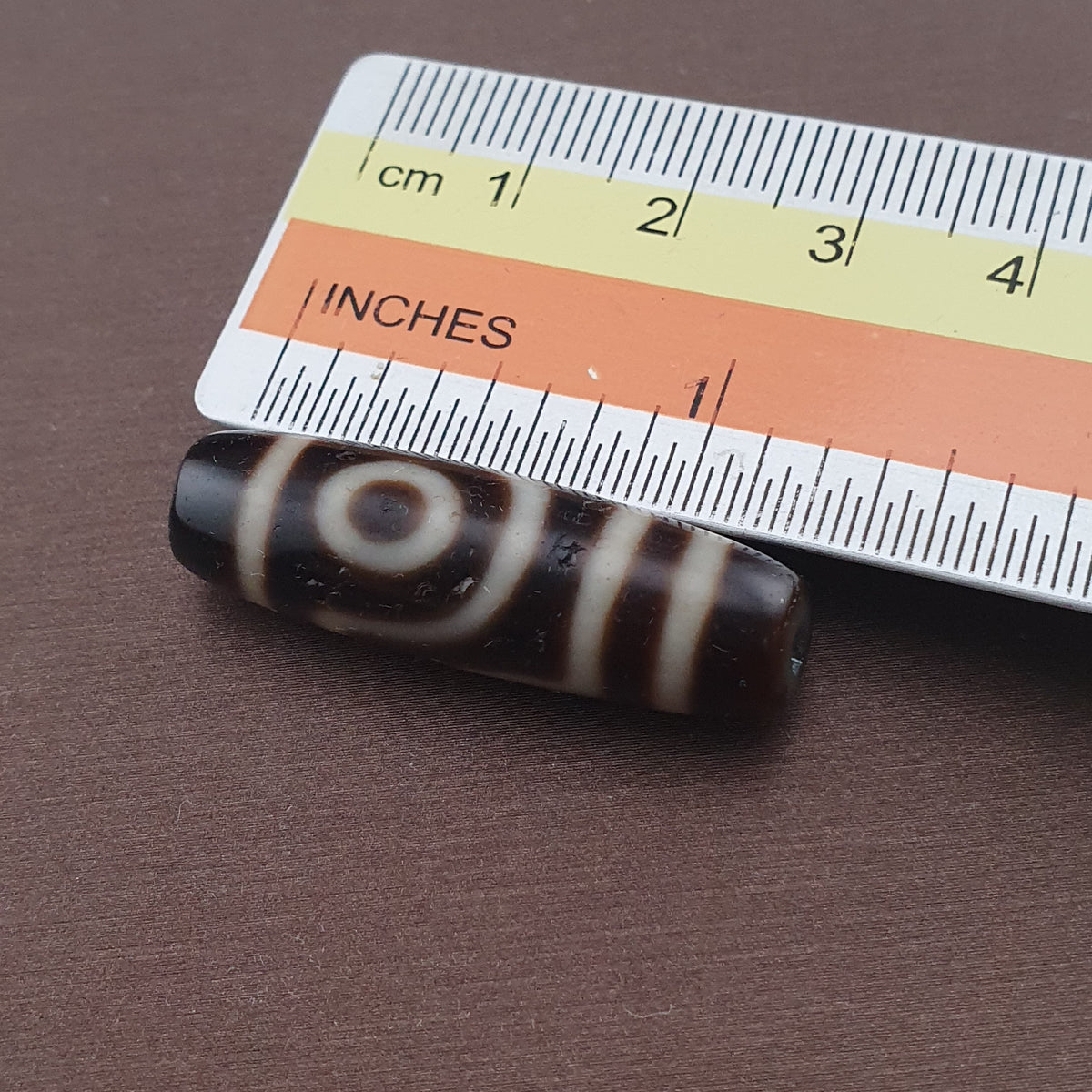 Amulette ancienne de perle Dzi en agate tibétaine de l'Himalaya à 2 yeux