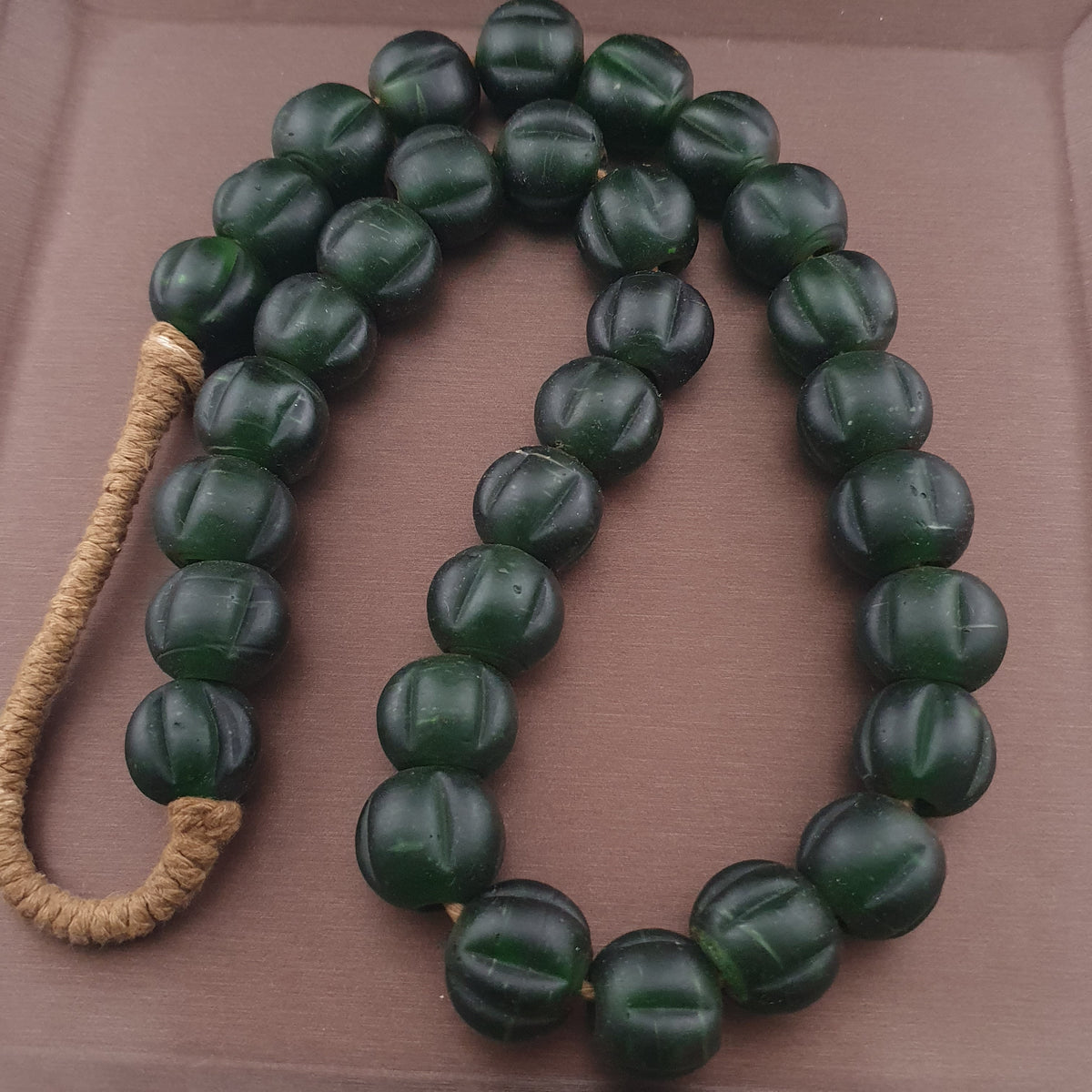 Vintage afrikanische Melonenform dunkelgrüne Glasperlen Halskettenstränge