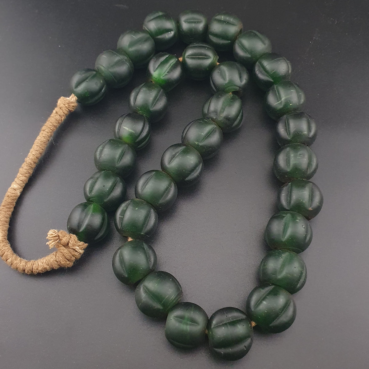Collier de perles de verre antiques africaines en forme de melon, vert, 50,8 cm de long